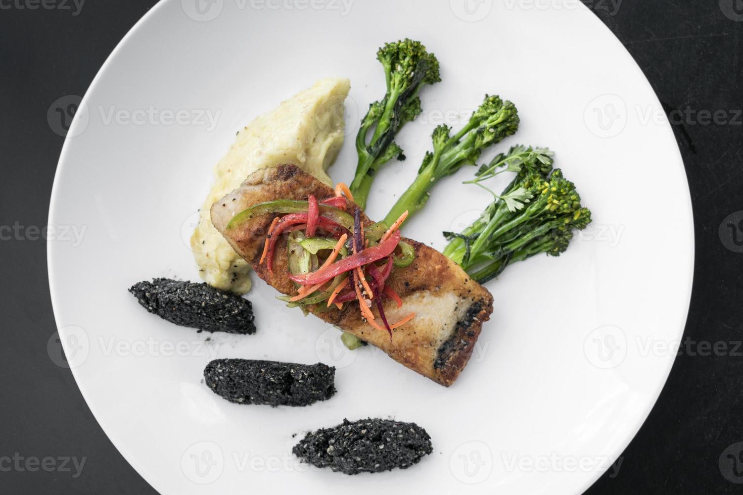 Red Snapper Fischfilet mit Gemüse und schwarzem Reis mit schwarzem Sesam asiatisches modernes Fusionsgericht im melbourne australia restaurant foto