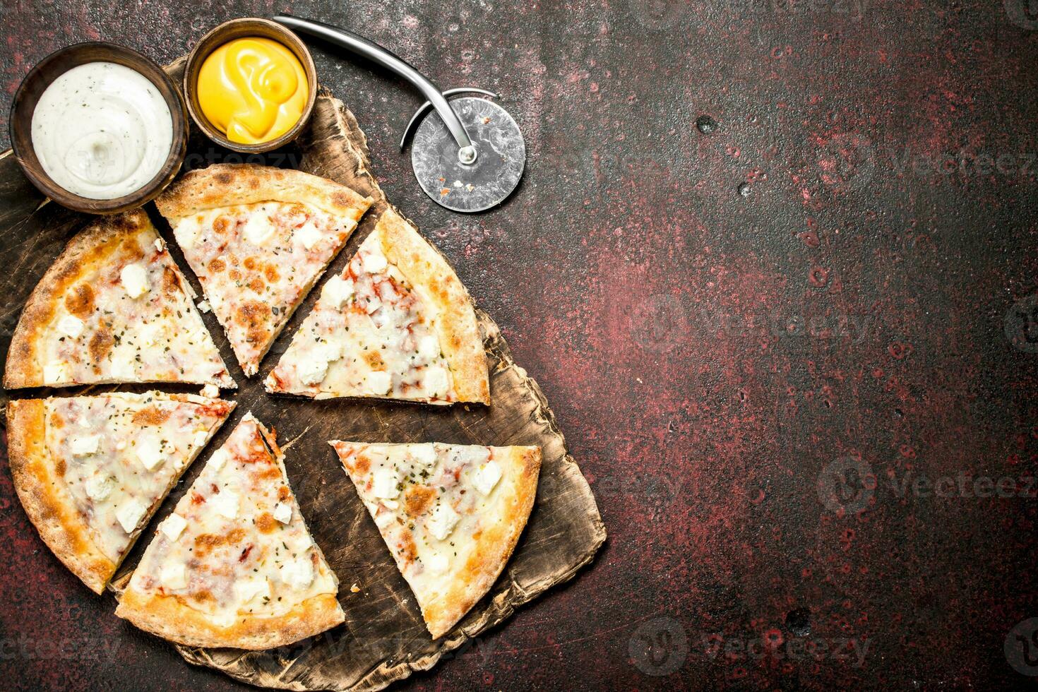 Käse Pizza. auf rustikal Hintergrund. foto