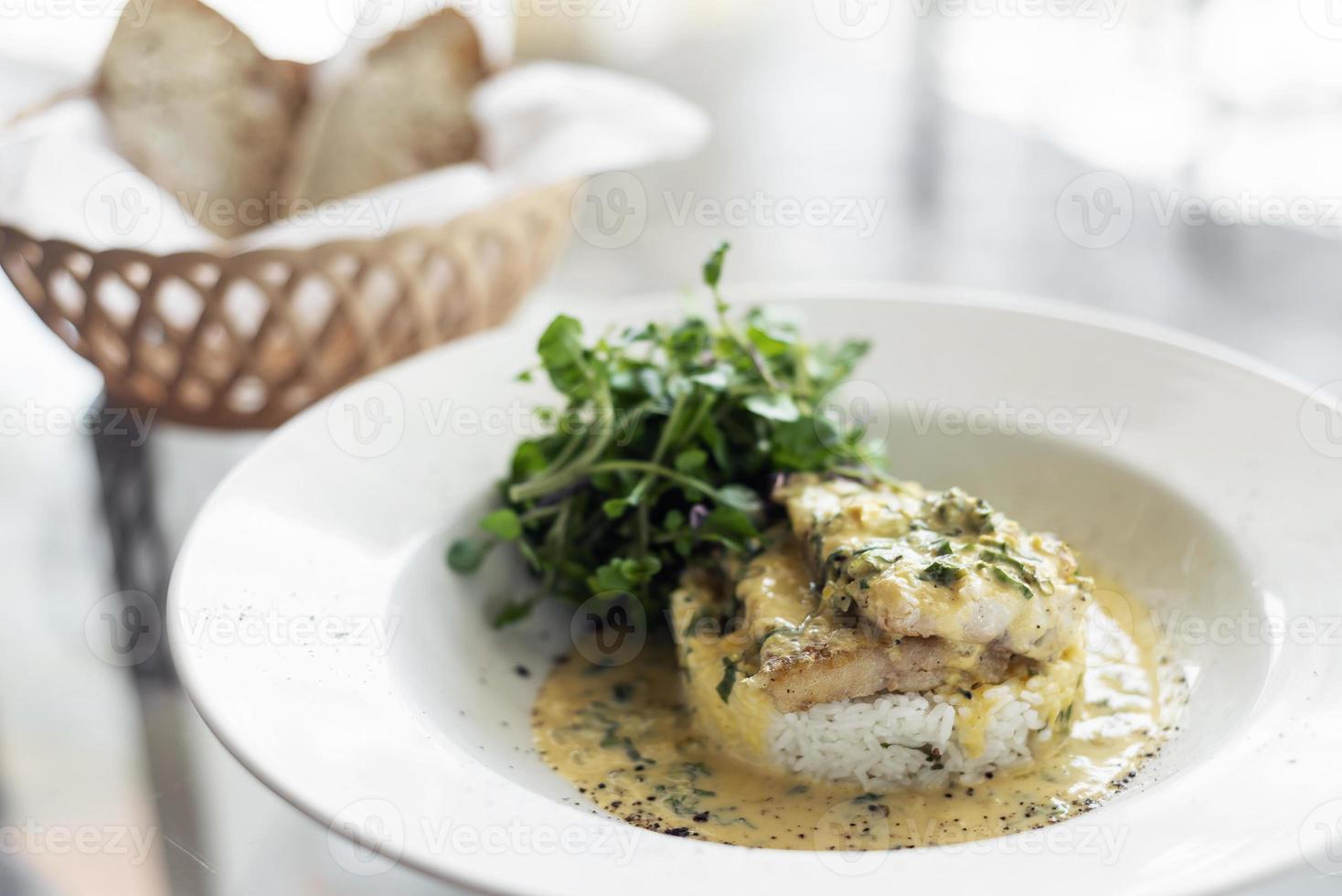 Seebrassen-Fischfilet in cremiger Senf-Dill-Zitronen-Sauce Restaurantessen auf Teller foto