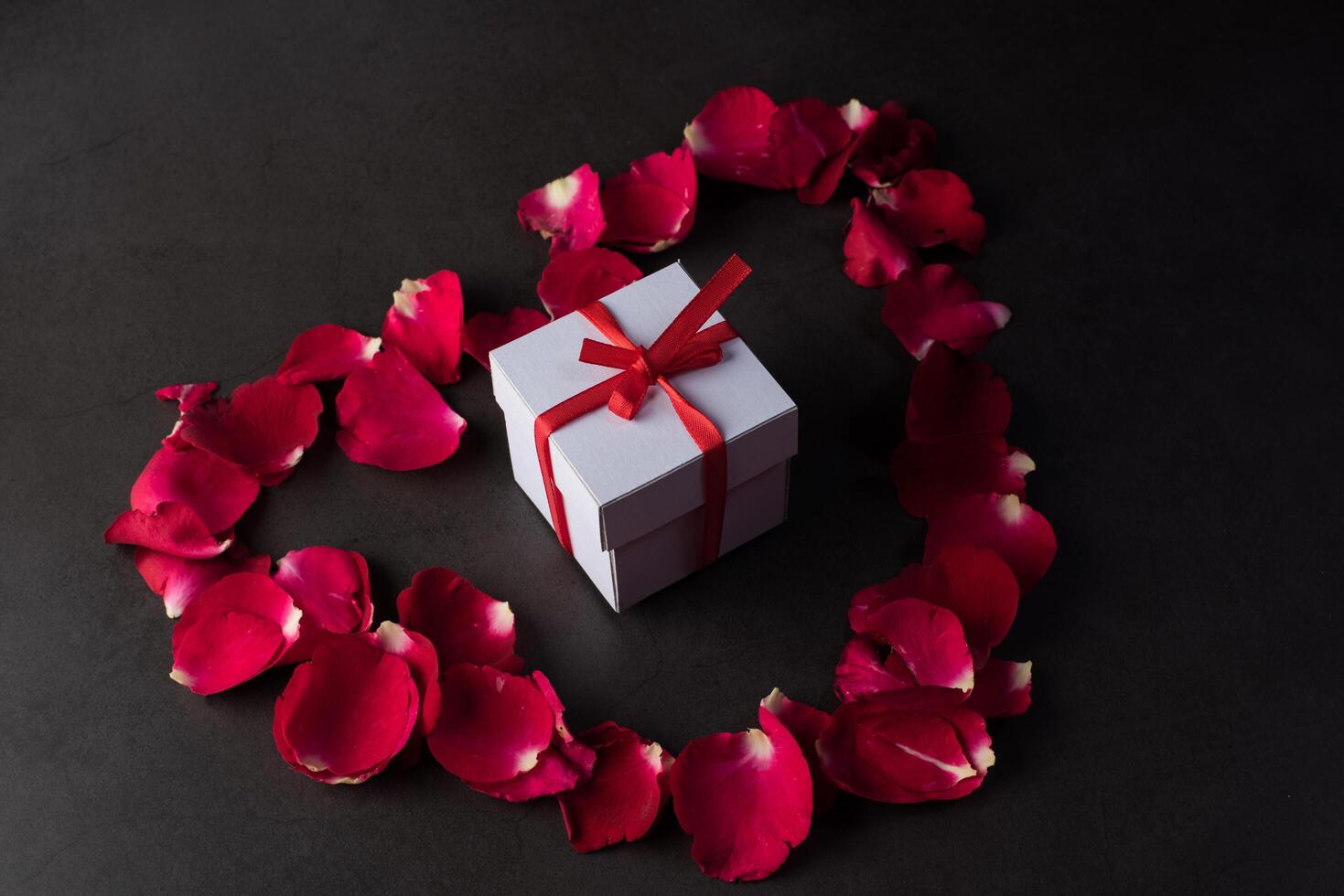 Geschenkbox mit roter Rose. foto