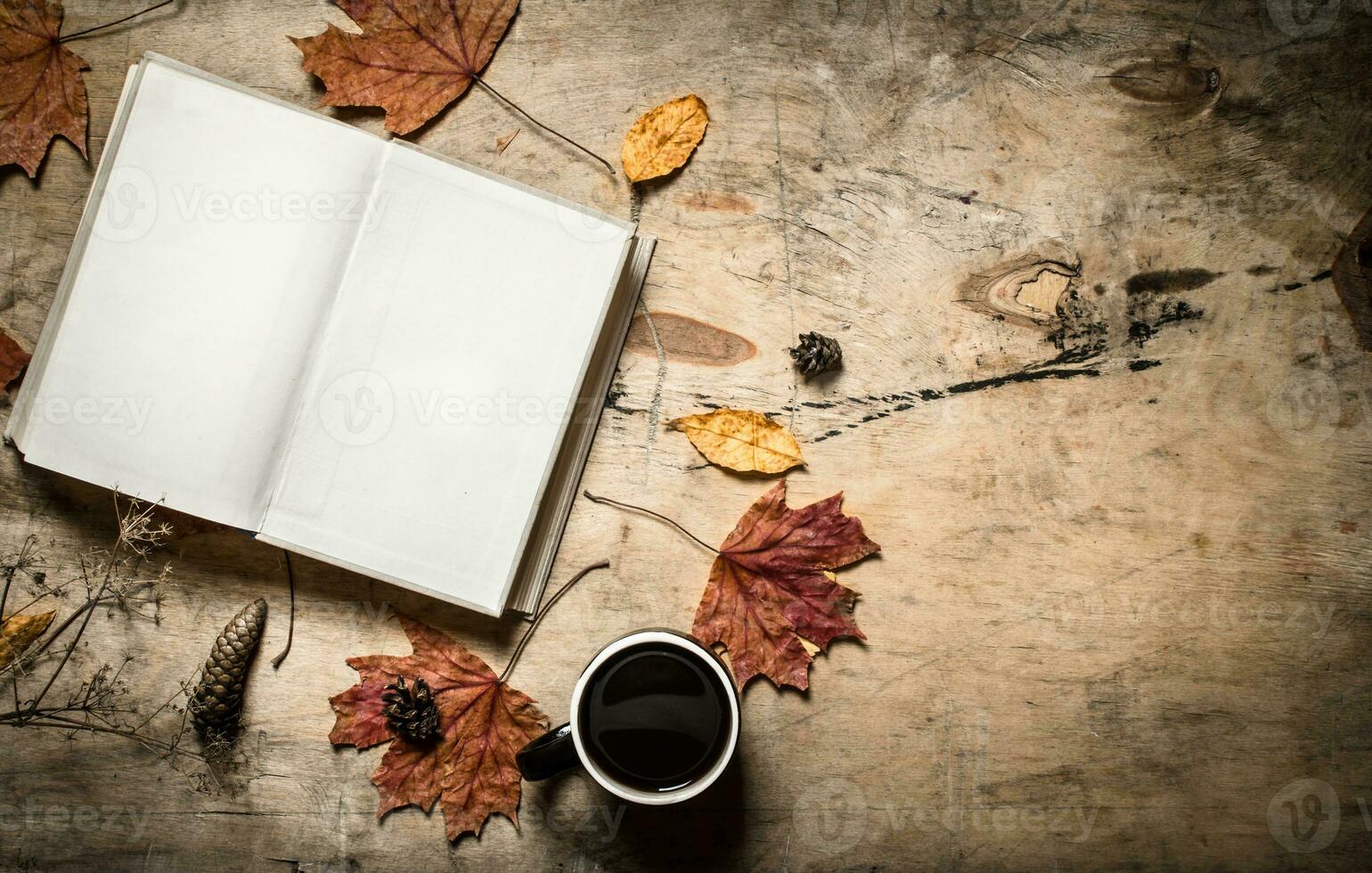 Herbst Stil. öffnen Buch mit ein heiß Tasse von Kaffee. foto