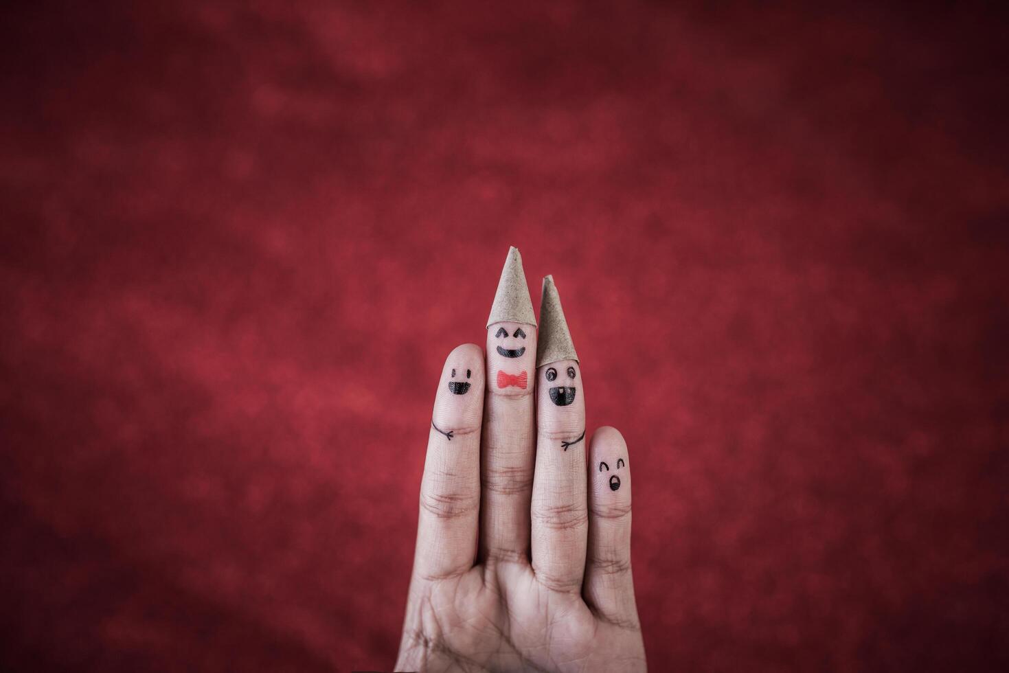 Finger mit Emotion auf rotem Hintergrund. foto