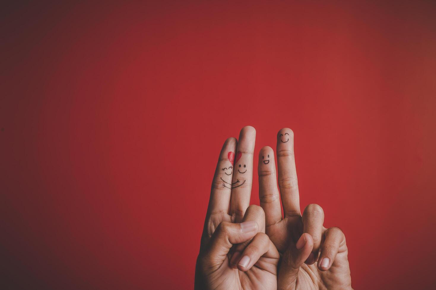 Finger mit Emotion auf rotem Hintergrund. foto