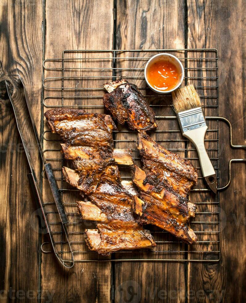 gebraten Schweinefleisch Rippen mit Tomate Soße. foto