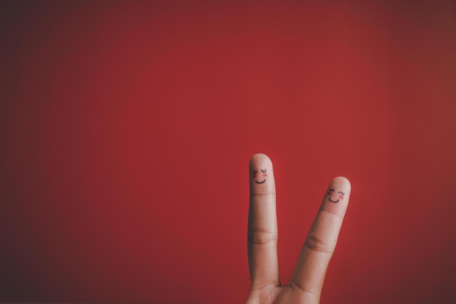 Finger mit Emotion auf rotem Hintergrund. foto