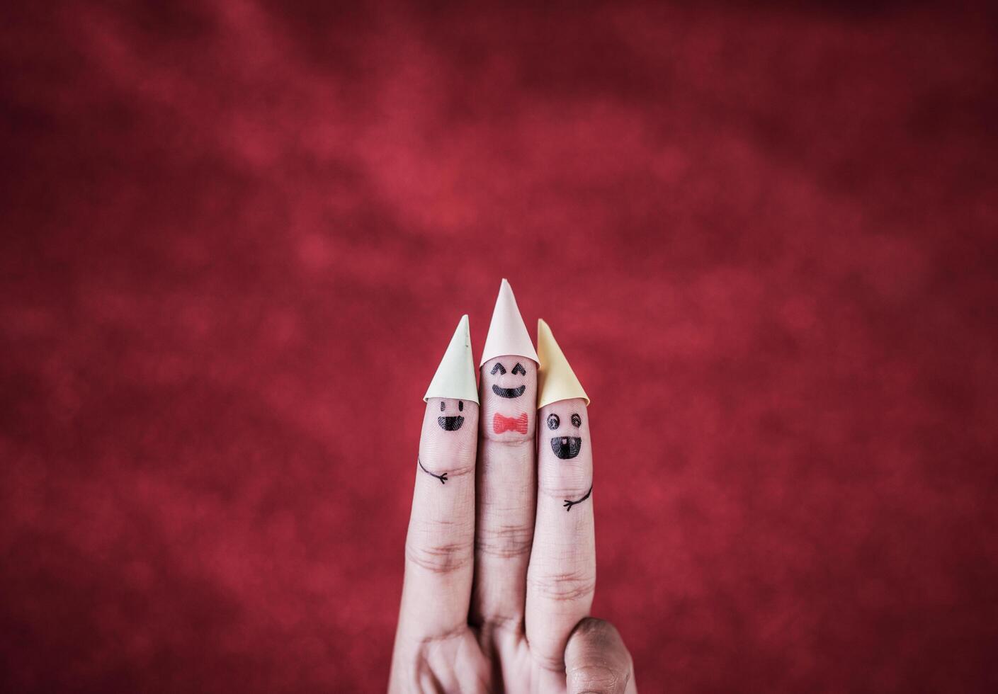 Finger mit Emotion auf rotem Hintergrund. foto