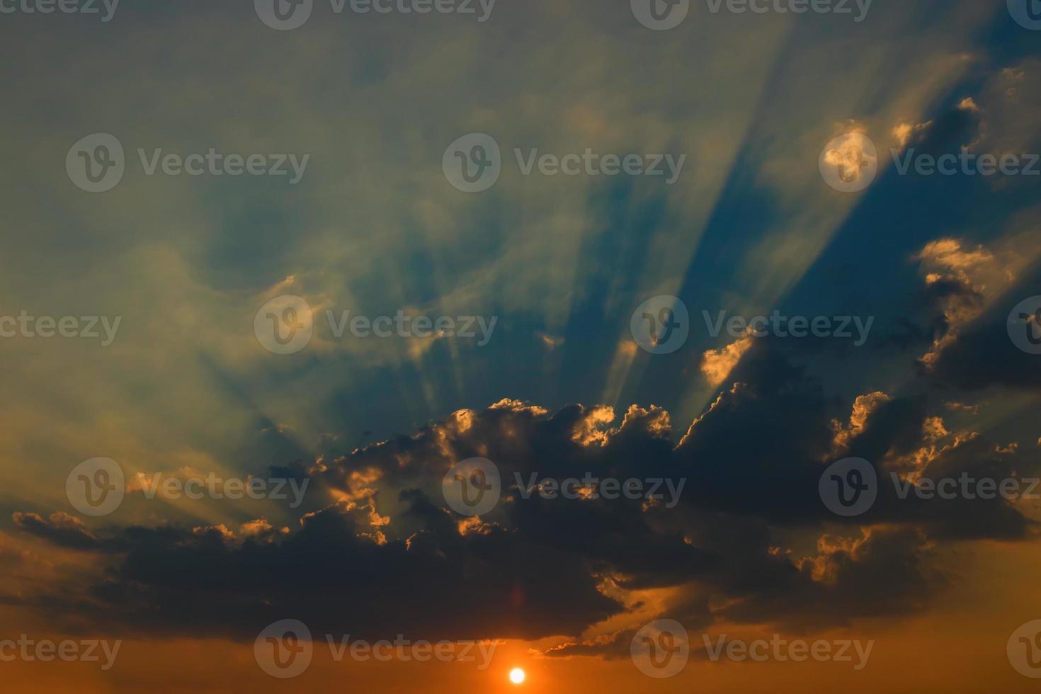 schöner Himmel mit Wolken und Sonnenstrahlen bei Sonnenuntergang foto