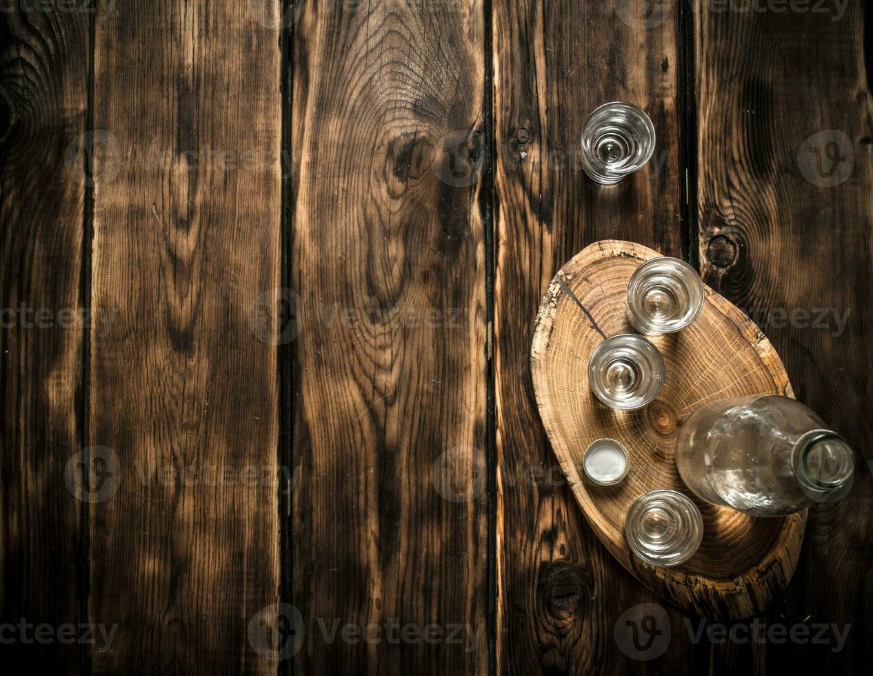 Wodka Flasche mit Schuss Brille auf das Tafel. foto