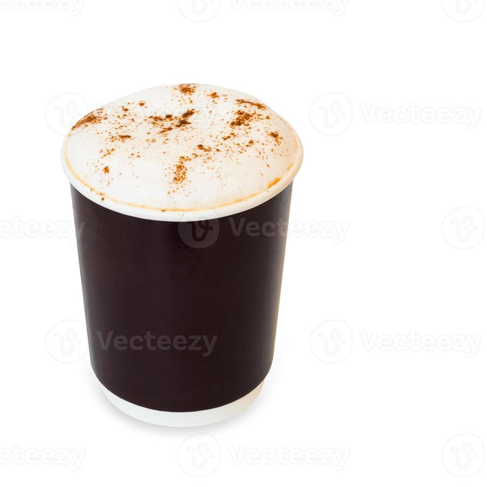 Cappuccino-Kaffee im Papierglas auf Weiß mit Beschneidungspfad foto