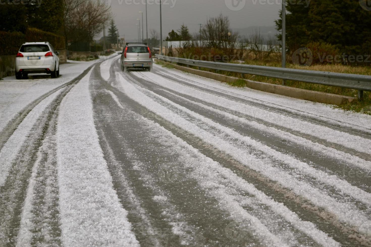 Straße mit Hagel, der wie Schnee aussieht. foto