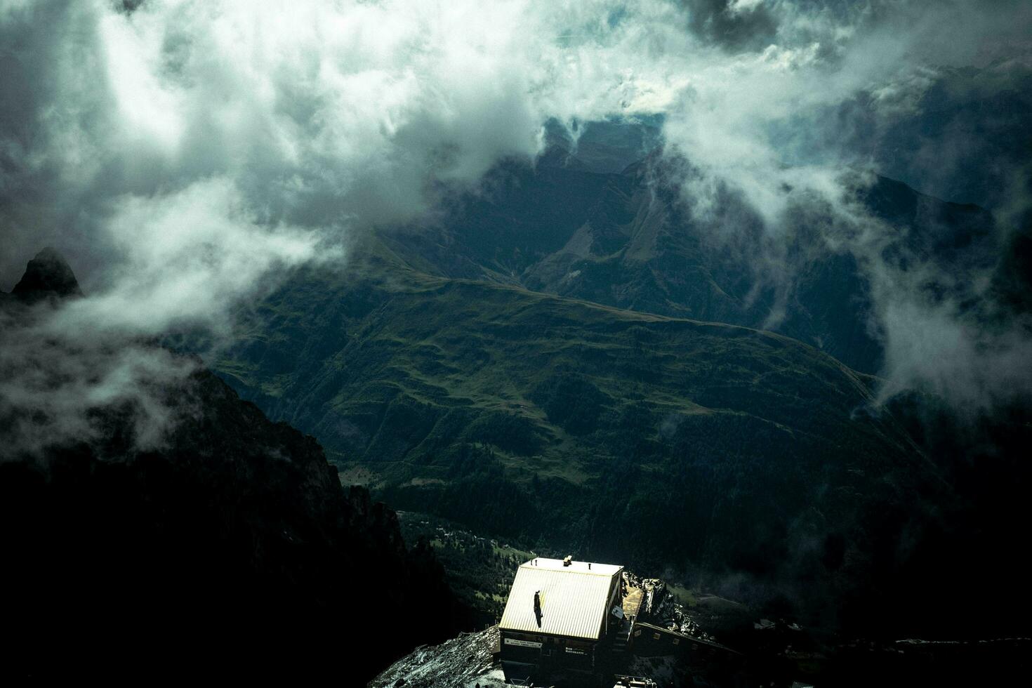 das Turin Zuflucht auf mont blanc beim Hölle Bronner Trinkgeld im das Schnee im Juli 2023 foto