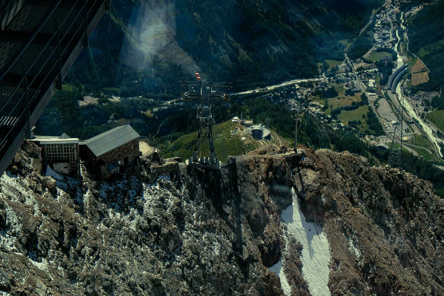 das Turin Zuflucht auf mont blanc beim Hölle Bronner Trinkgeld im das Schnee im Juli 2023 foto