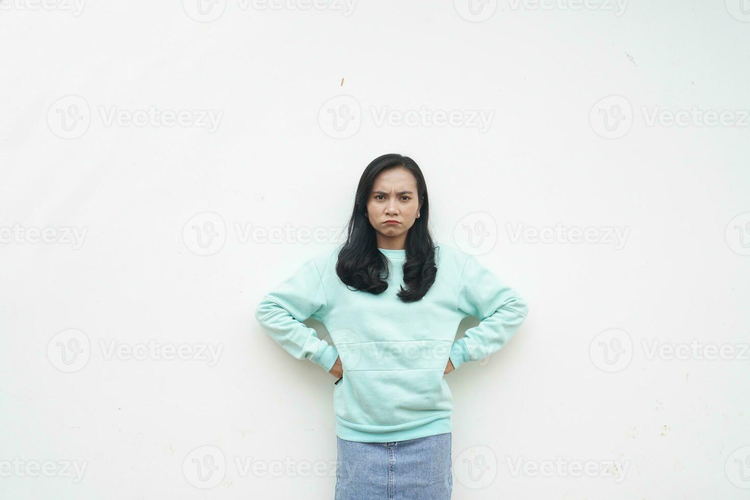 Porträt indonesisch schön Frau tragen Licht Blau Sweatshirt wütend Geste isoliert auf Weiß Hintergrund foto