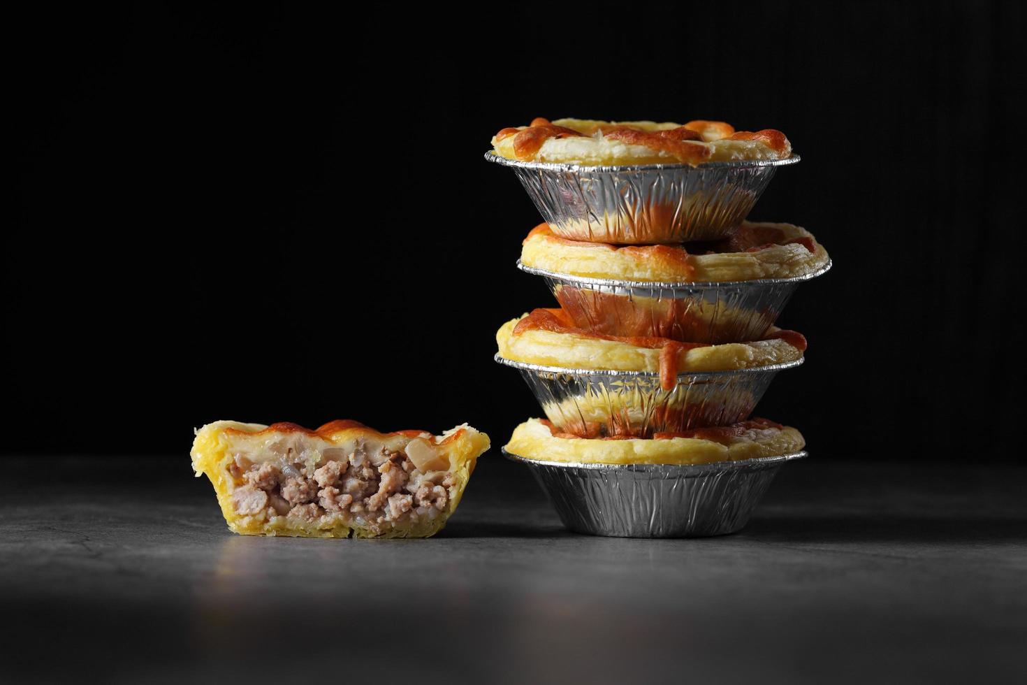 Mini-Torte aus Fleisch und Pilzen in Holzschale foto