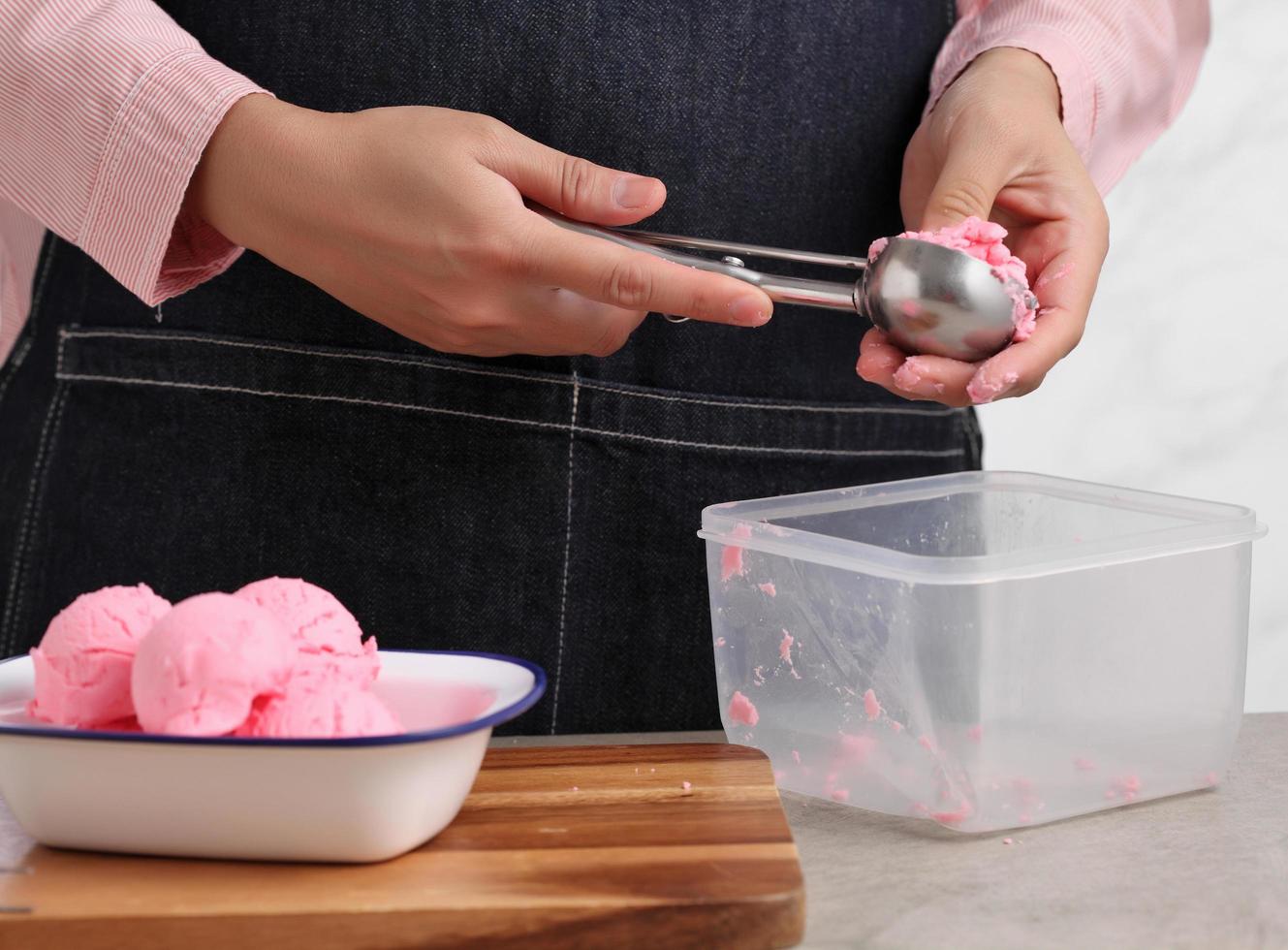 Food-Stylist verwendet Scooper, um gefälschtes Eis zu dekorieren foto