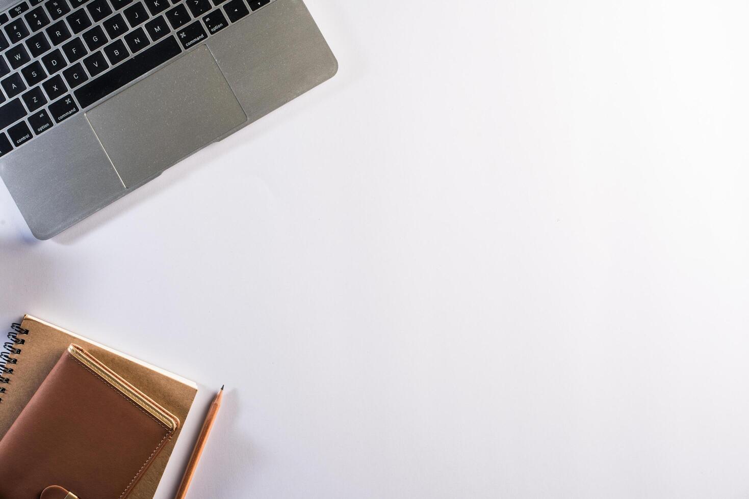 flacher Lay, Draufsicht-Bürotisch-Schreibtisch. Arbeitsbereich Hintergrund. foto