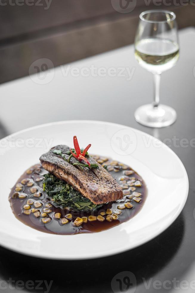 Lachsfilet mit gedünstetem Spinat und Mais mit süßer Soja-Austernsauce foto