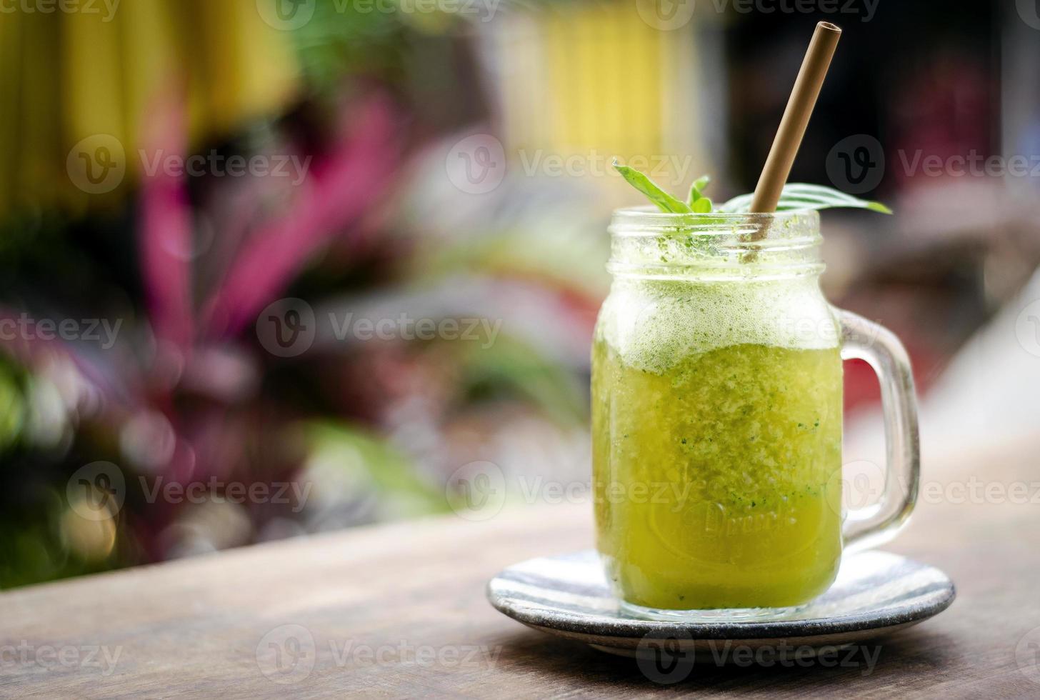 Bio-Ananas-Kiwi- und Basilikum-Frucht entgiften gesundes Smoothie-Getränk im Freien im Glas foto