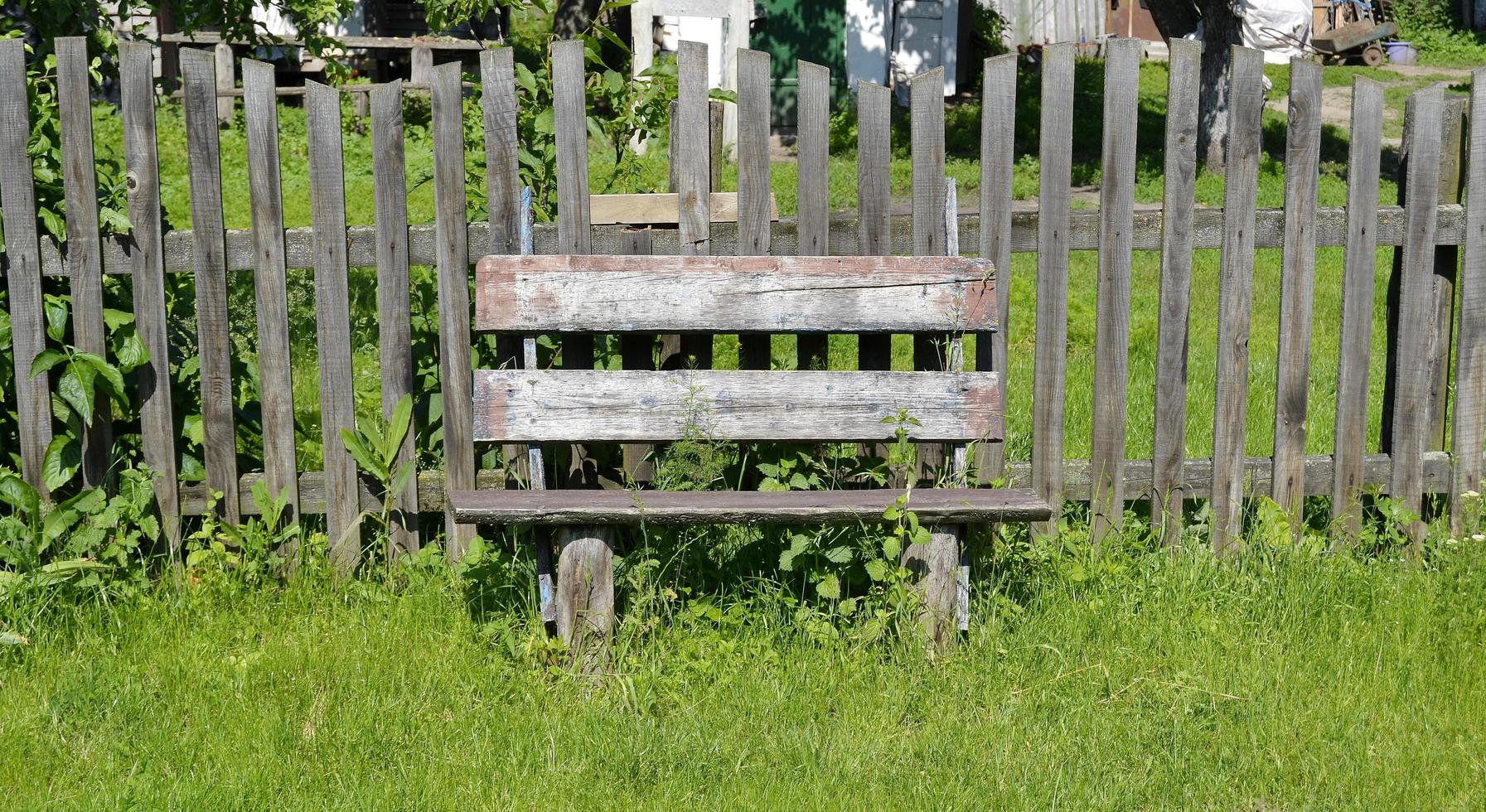 schönes altes Tor aus verlassenem Haus im Dorf foto