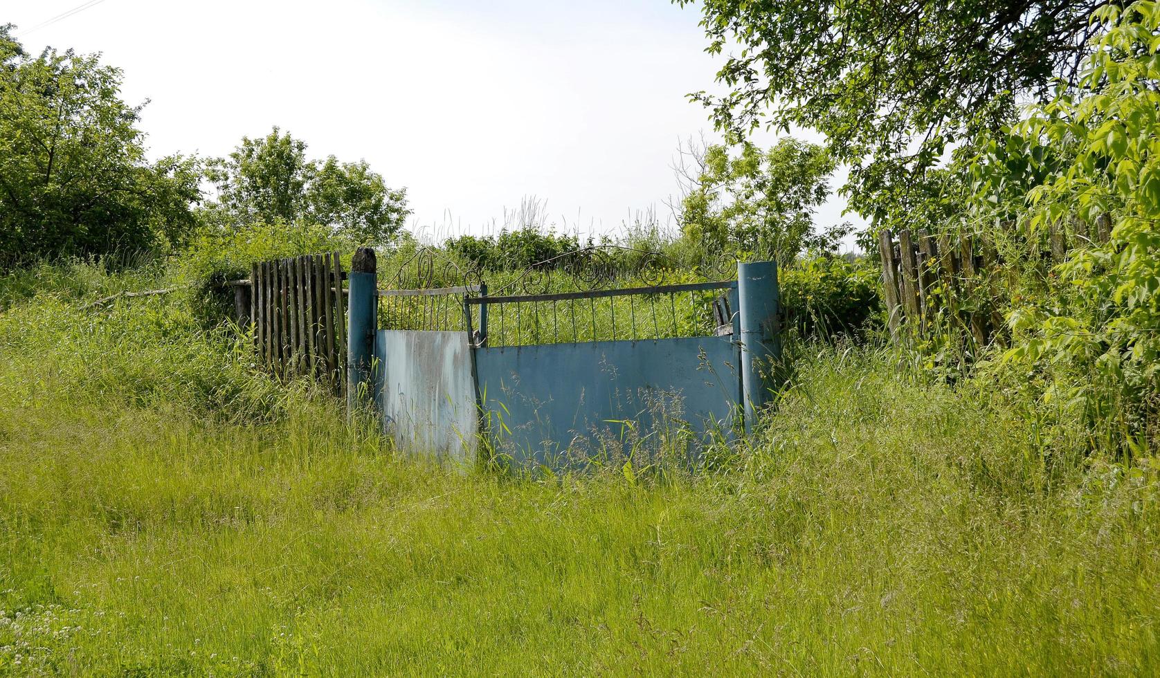 schönes altes Tor aus verlassenem Haus im Dorf foto