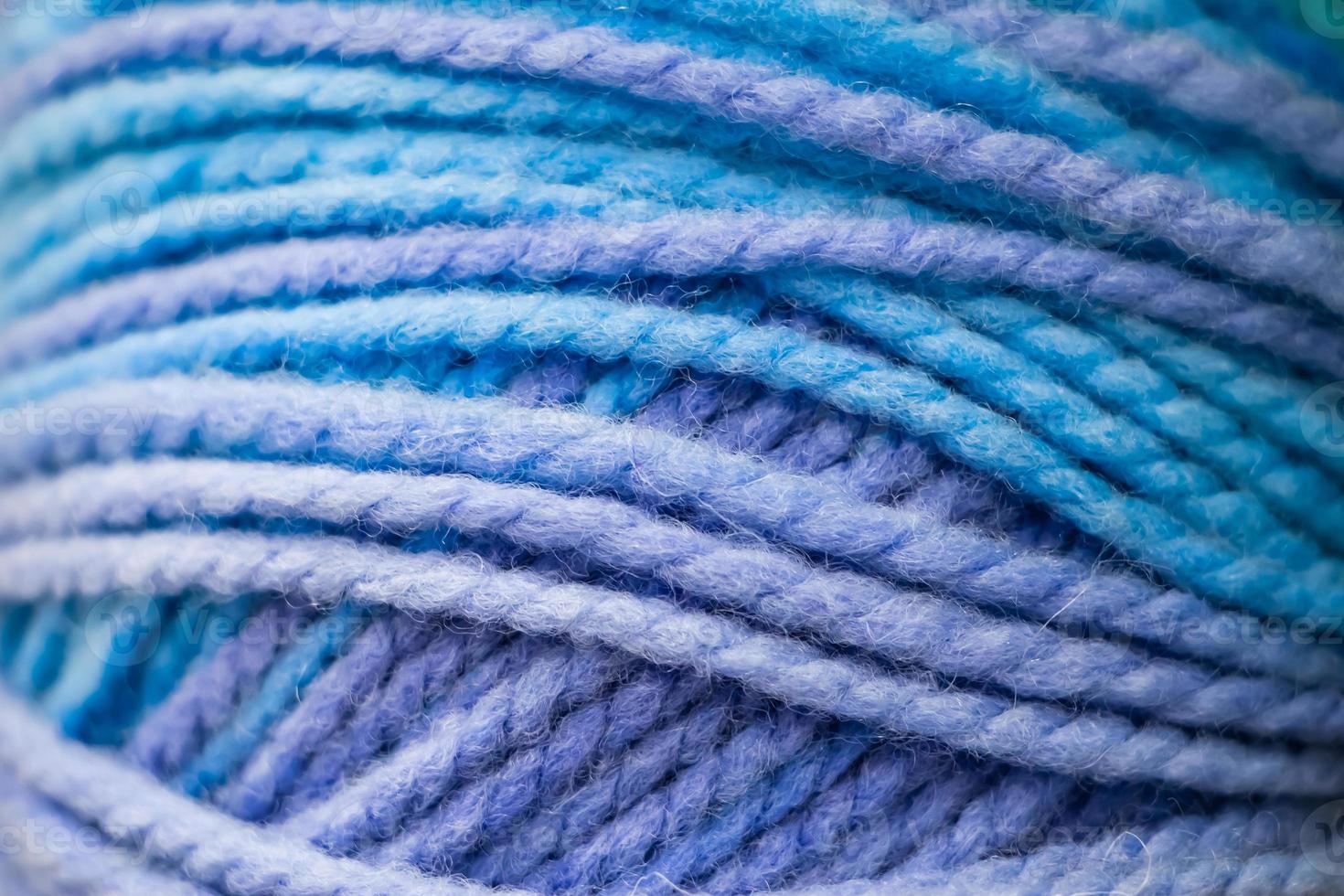 Textur aus blauen weichen Wollfäden zum Stricken foto