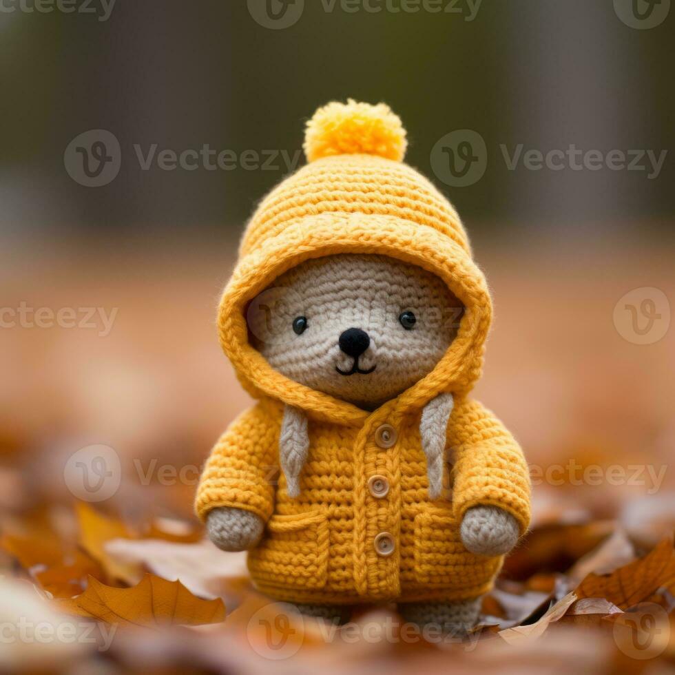 ein gestrickt Teddy Bär tragen ein Gelb Jacke generativ ai foto