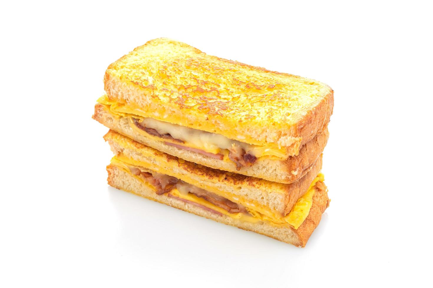 French Toast Schinken, Speck und Käse-Sandwich mit Ei isoliert auf weißem Hintergrund foto