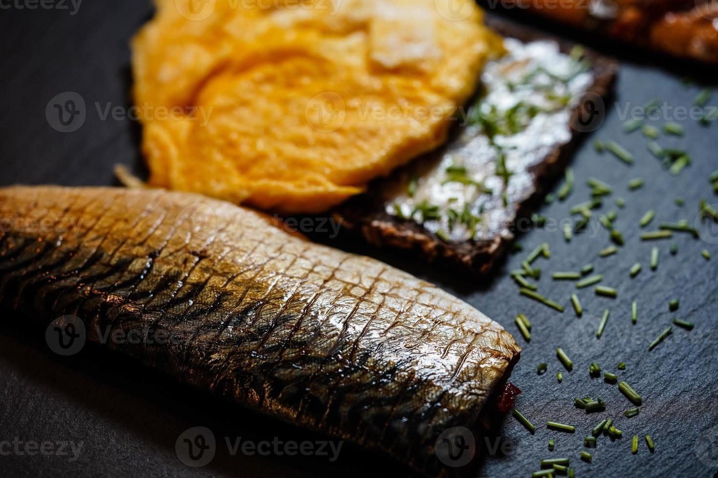 Fischfrikadellen vom geräucherten Makrelenfilet mit Salat foto