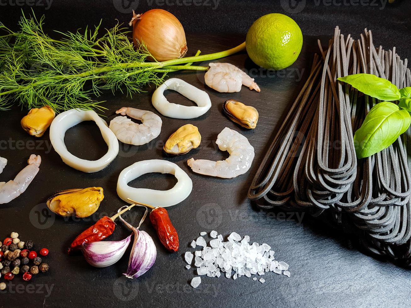 Spaghetti Rigate - schwarze Nudeln mit gemischten Meeresfrüchten foto