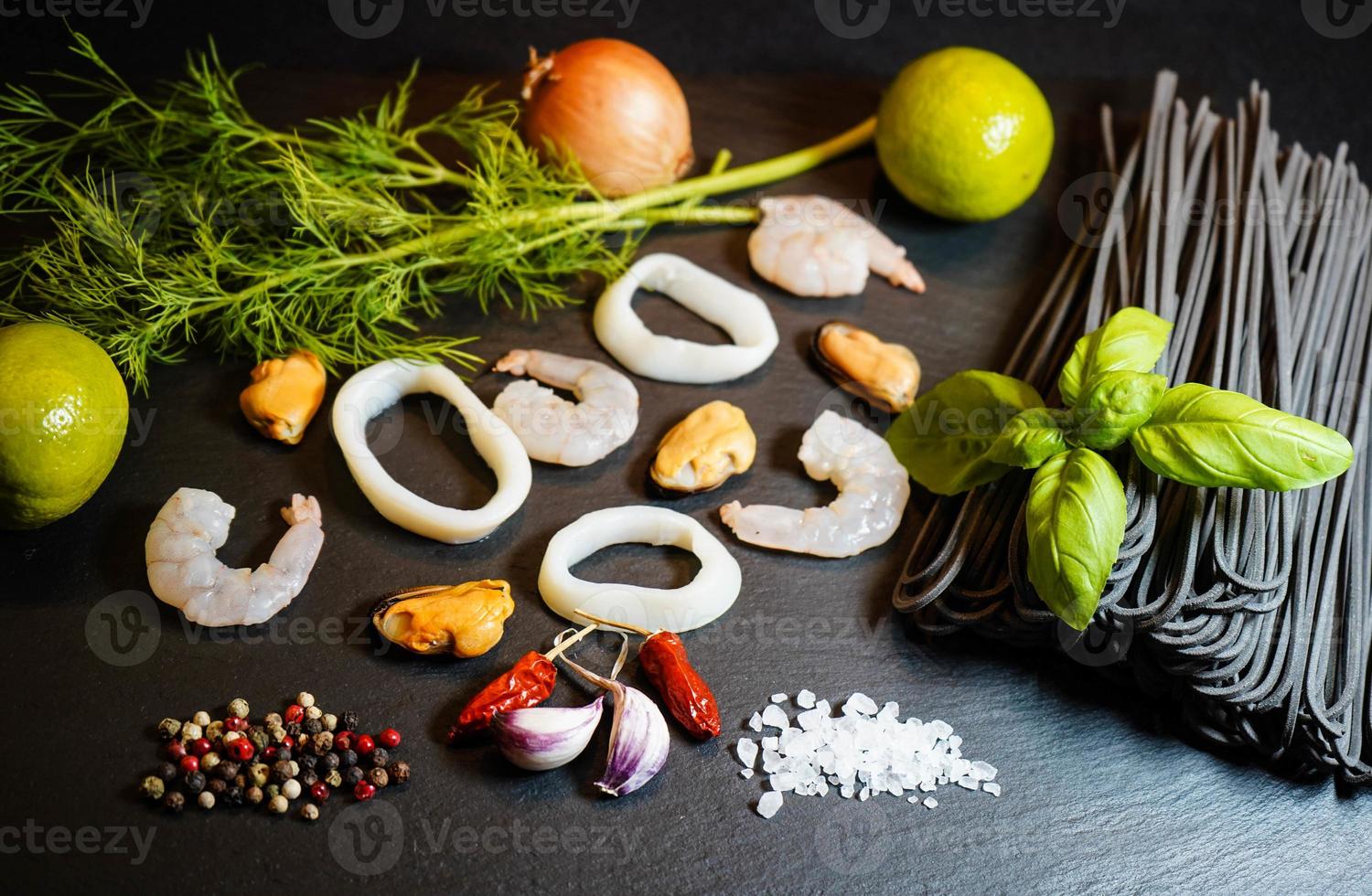 Spaghetti Rigate - schwarze Nudeln mit gemischten Meeresfrüchten foto