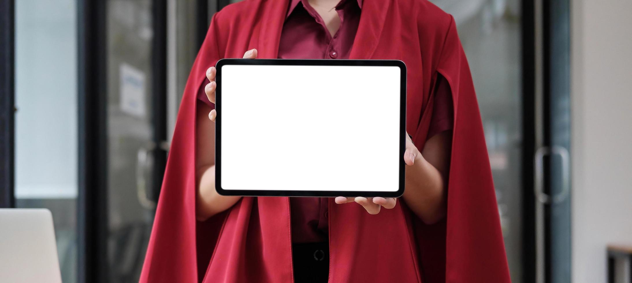 Laptop-Computer mit weißem Bildschirm in den Händen einer Geschäftsfrau im Büro foto