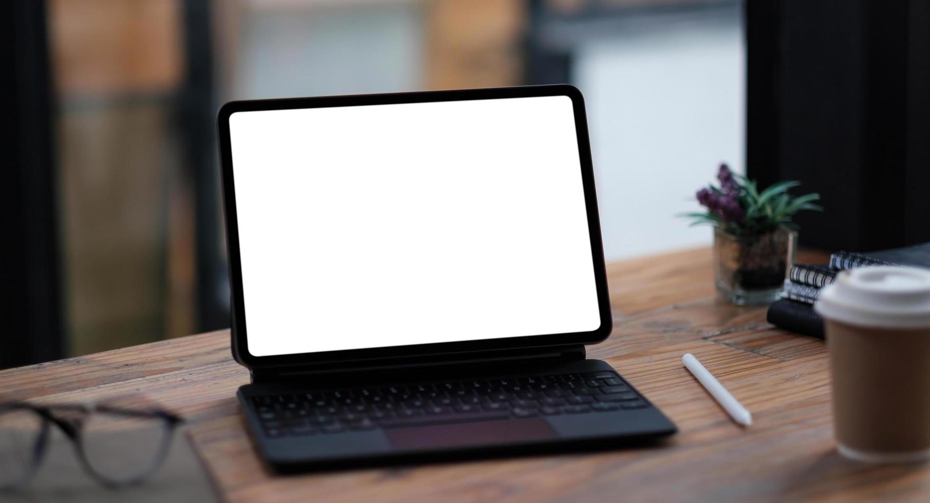 Nahaufnahme eines offenen Laptop-Computers mit leerem Bildschirm mit Büro foto