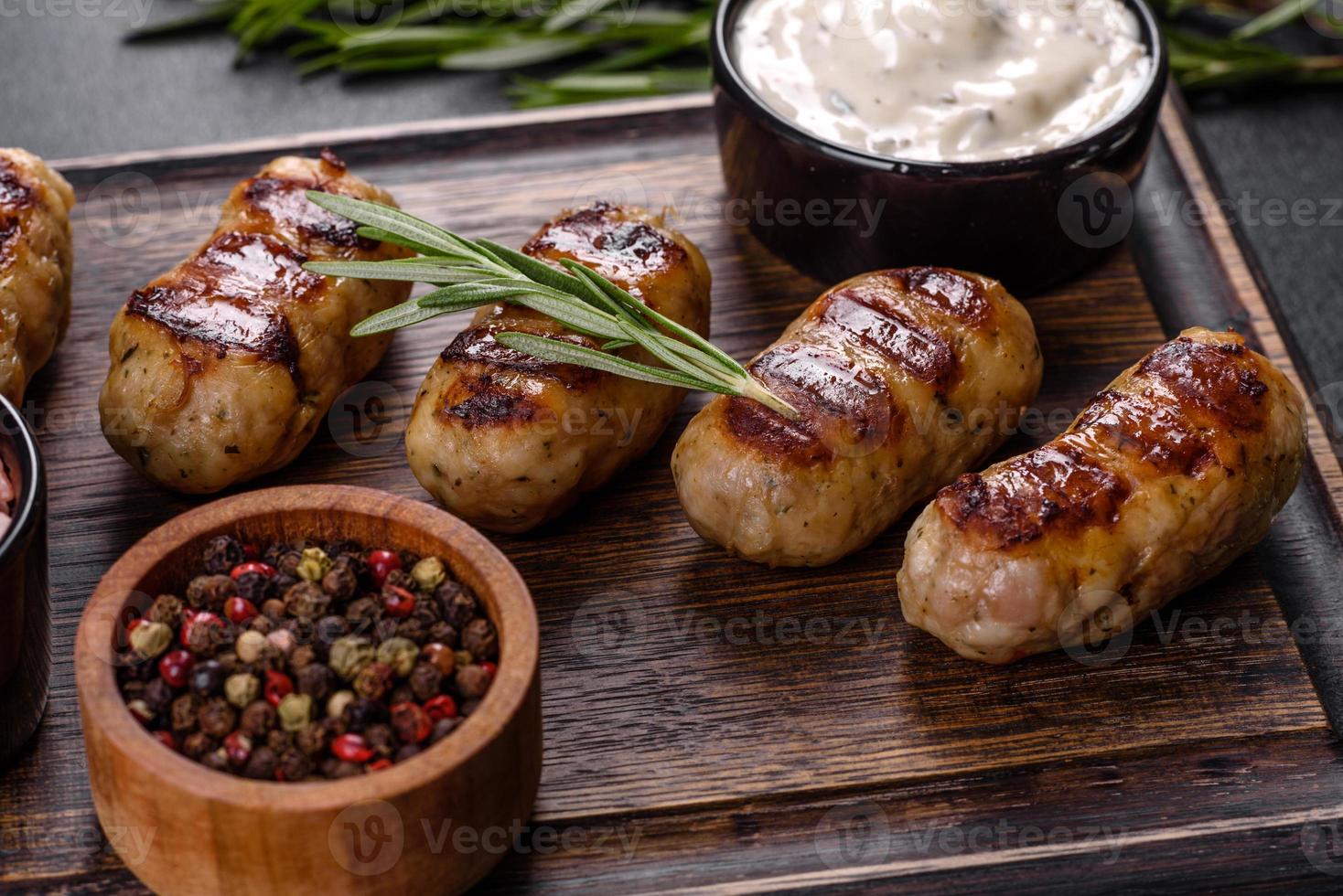 Grillwurst mit Kräuter- und Gemüsezugabe foto