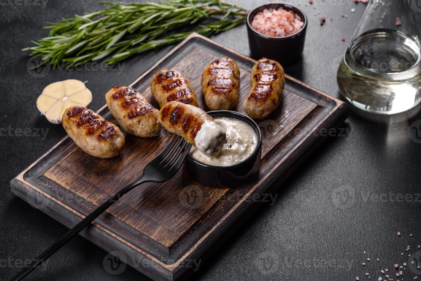 Grillwurst mit Kräuter- und Gemüsezugabe foto