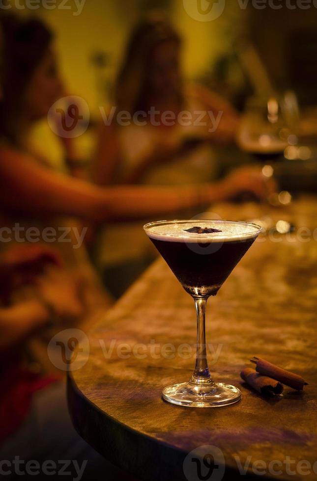 Espresso-Martini-Cocktail-Getränk in einem gemütlichen dunklen Bar-Interieur in der Nacht? foto