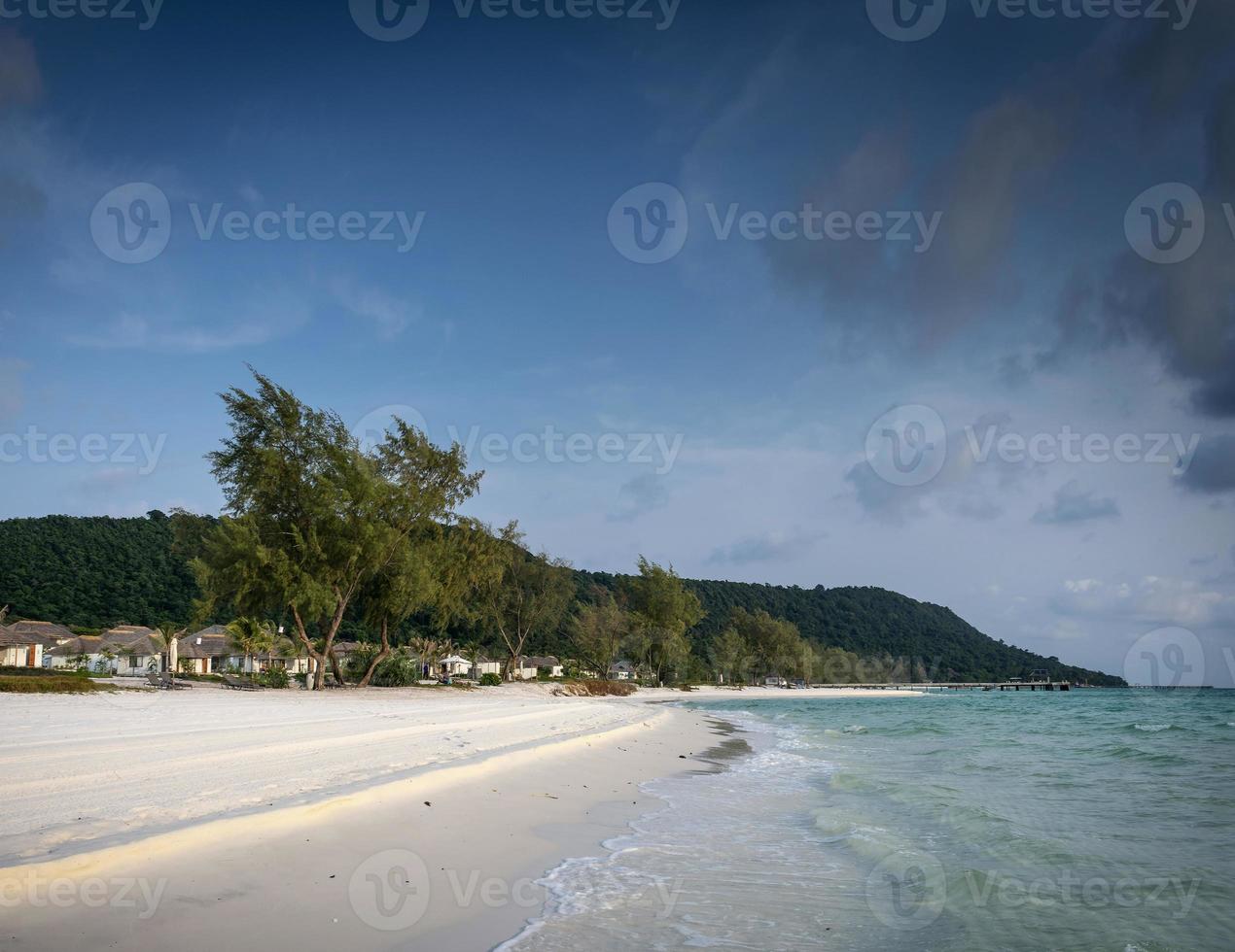 langer Strand im tropischen Paradies Koh Rong Island in der Nähe von Sihanoukville Kambodscha foto