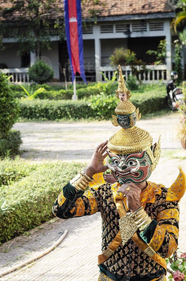 traditionelle lakhon khol maskentanzzeremonie kostüm im wat svay andet unesco immaterielles kulturerbe in der provinz kandal, kambodscha foto