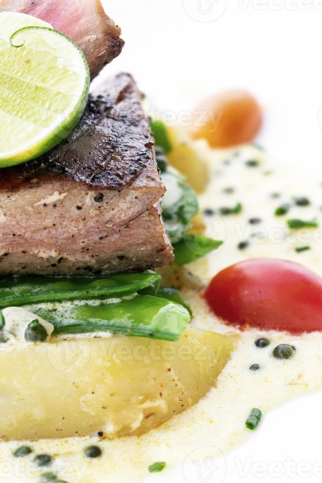 frisch angebratenes Thunfischsteak mit cremigem Senf und Kampot-Pfeffersauce foto