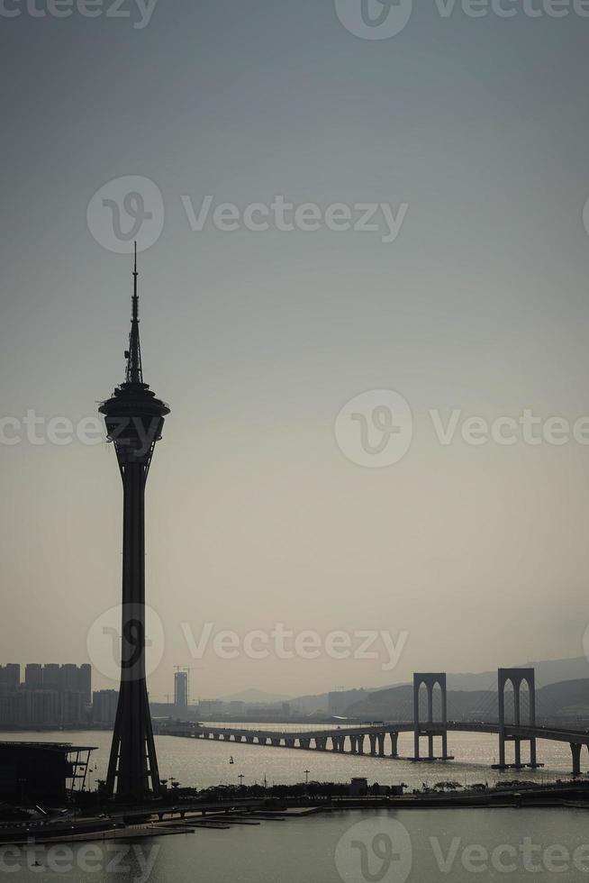 Macau Tower und die Skyline von Taipa Bridge an einem nebligen Tag in China? foto