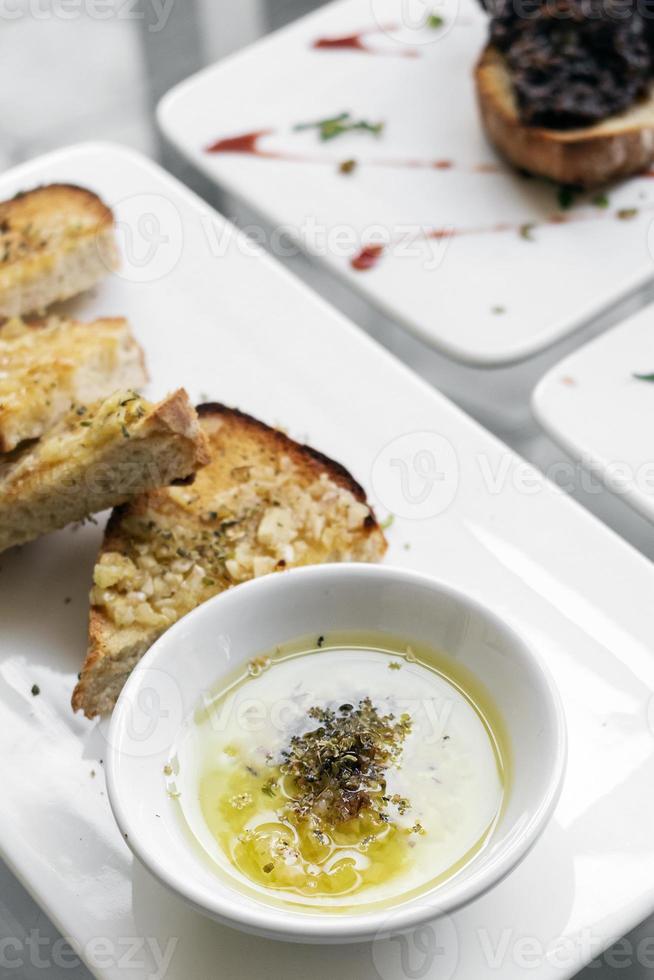 traditioneller portugiesischer Tiborna-Knoblauch-Kräuter-Toast mit Olivenöl-Tapas-Snacks foto