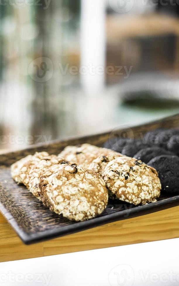 gemischte frische Bio-Haferkeks-Kekse im Bäckerei-Display foto