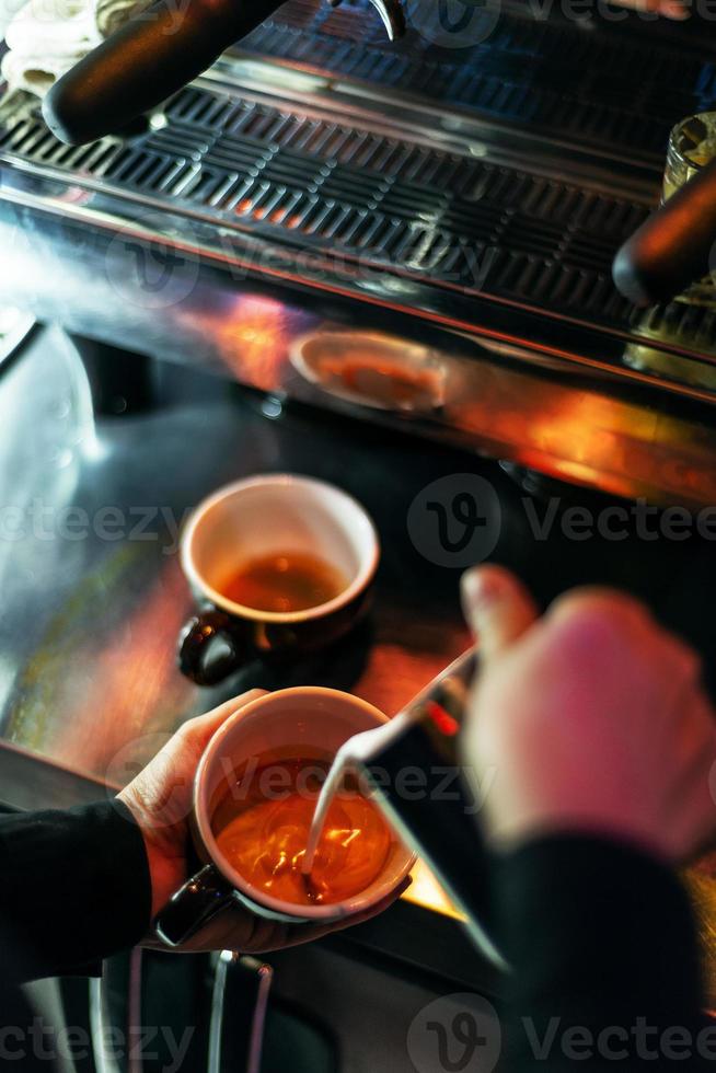 Zubereitung von Espresso-Kaffee Nahaufnahme Detail mit moderner Café-Maschine foto