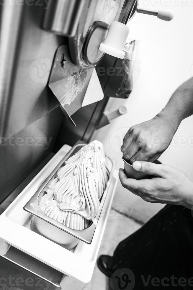 Herstellung von Gelato-Eis mit modernen professionellen Ausrüstungsvorbereitungsdetails im Kücheninterieur foto