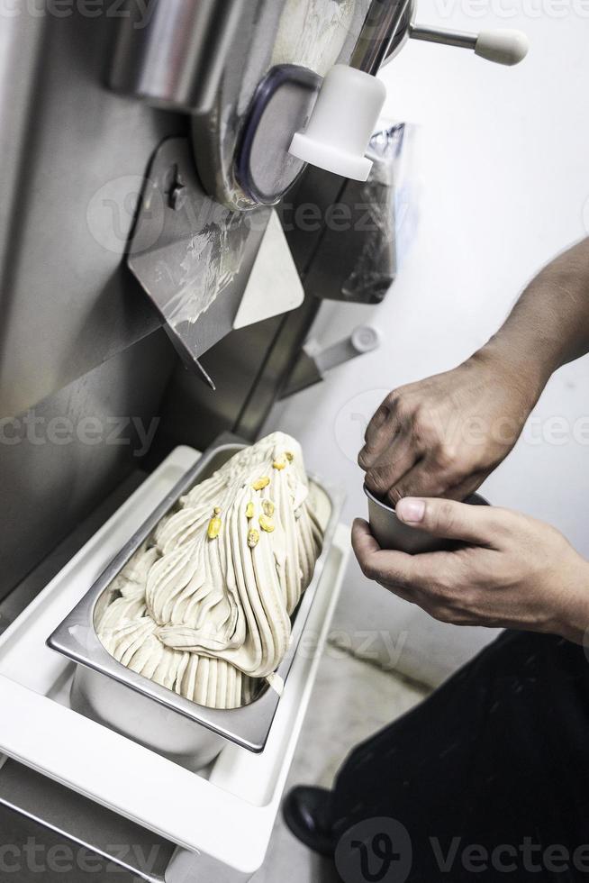 Herstellung von Gelato-Eis mit modernen professionellen Ausrüstungsvorbereitungsdetails im Kücheninterieur foto