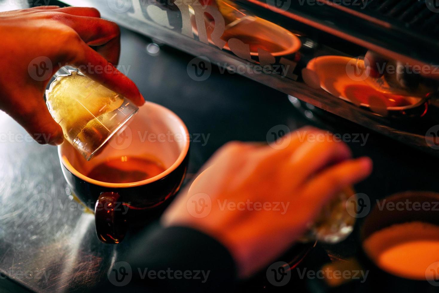 Zubereitung von Espresso-Kaffee Nahaufnahme Detail mit moderner Café-Maschine foto