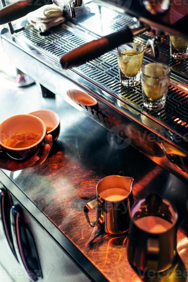 Zubereitung von Espresso-Kaffee Nahaufnahme Detail mit moderner Café-Maschine foto