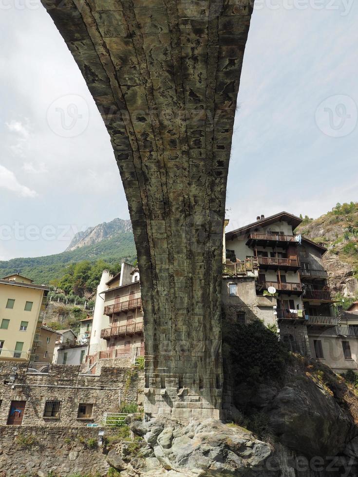 Römische Brücke in Pont Saint Martin foto