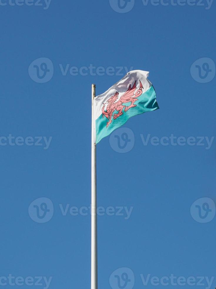 walisische Flagge von Wales über blauem Himmel foto