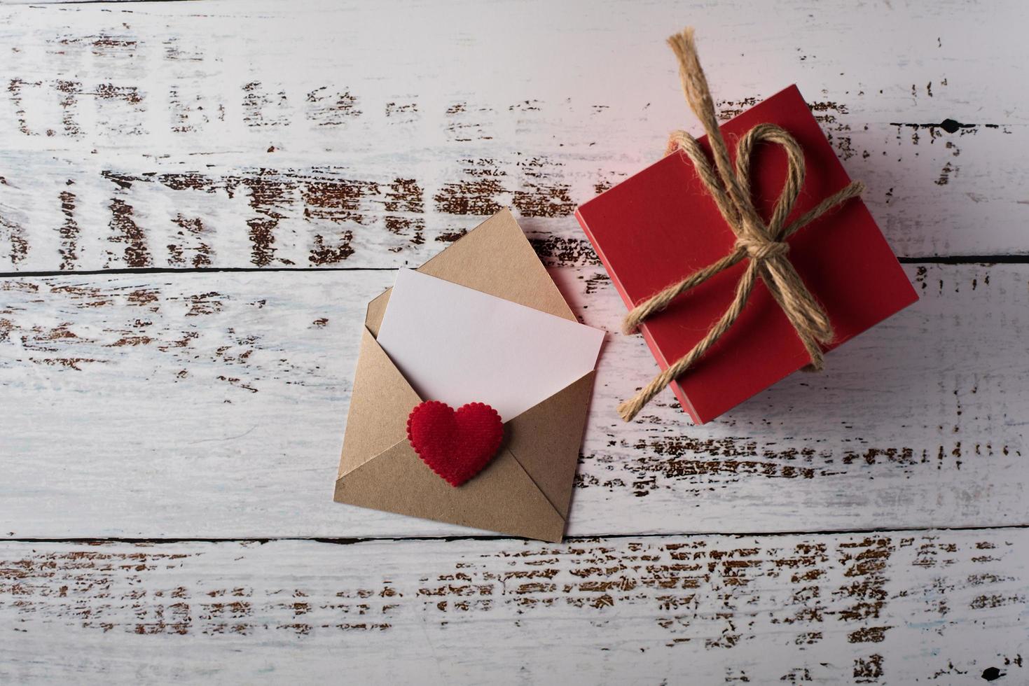 leerer Brief auf Holzhintergrund, Valentinstag-Konzept. foto