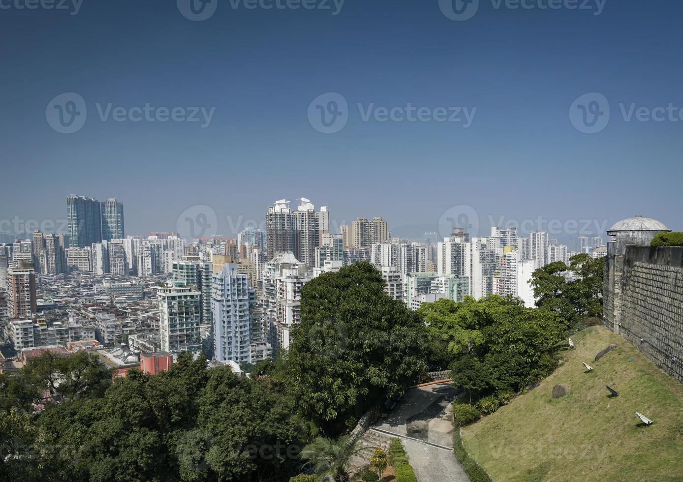 Blick auf die städtische Skyline von der Festung Guia mit Hochhäusern in Central Macau City China? foto